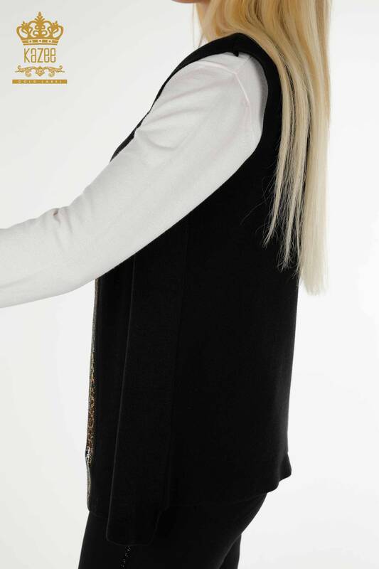 Hurtownia damskiej krótkiej kamizelki w panterkę z haftem w kolorze czarnym - 30616 | KAZEE