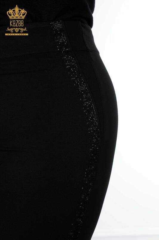 Hurtownia spodni damskich legginsów w paski z haftowanym kamieniem w kolorze czarnym - 3469 | KAZEE