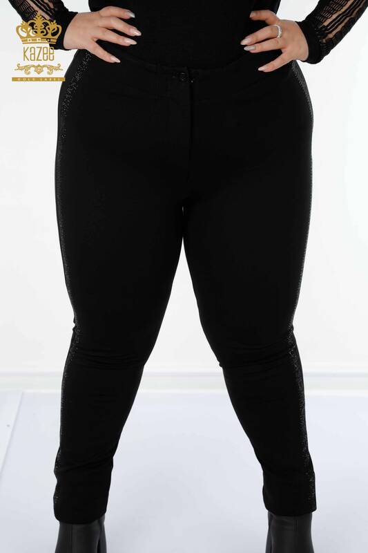 Hurtownia spodni damskich legginsów w paski z haftowanym kamieniem w kolorze czarnym - 3469 | KAZEE