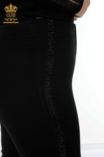 Hurtownia spodni damskich legginsów w paski z haftowanym kamieniem w kolorze czarnym - 3469 | KAZEE - Thumbnail