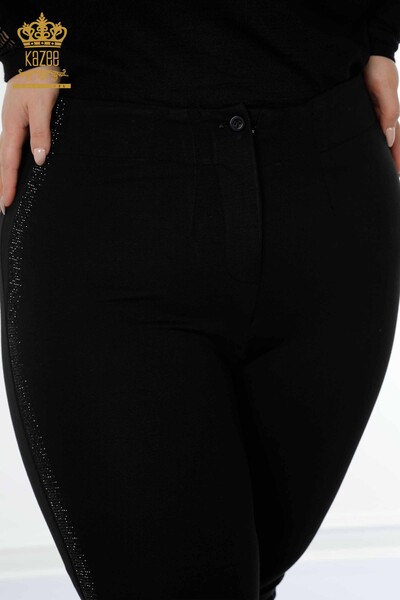 Hurtownia spodni damskich legginsów w paski z haftowanym kamieniem w kolorze czarnym - 3469 | KAZEE - Thumbnail