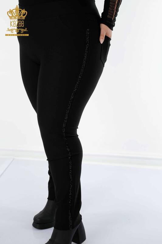 Hurtownia spodni damskich legginsów w paski z haftowanym kamieniem w kolorze czarnym - 3558 | KAZEE