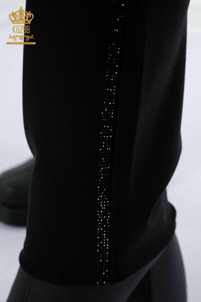Hurtownia spodni damskich legginsów w paski z haftowanym kamieniem w kolorze czarnym - 3558 | KAZEE - Thumbnail