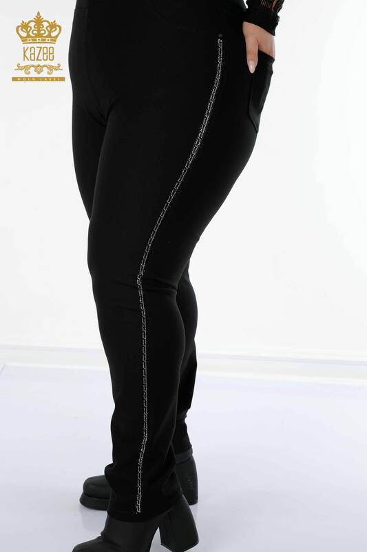 Hurtownia spodni damskich legginsów w paski z haftowanym kamieniem w kolorze czarnym - 3584 | KAZEE