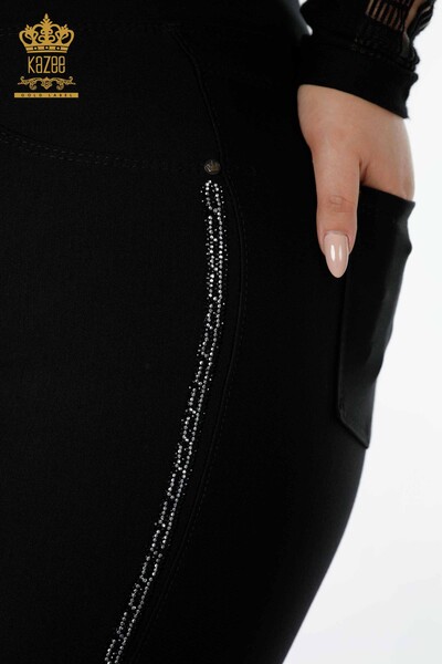 Hurtownia spodni damskich legginsów w paski z haftowanym kamieniem w kolorze czarnym - 3584 | KAZEE - Thumbnail