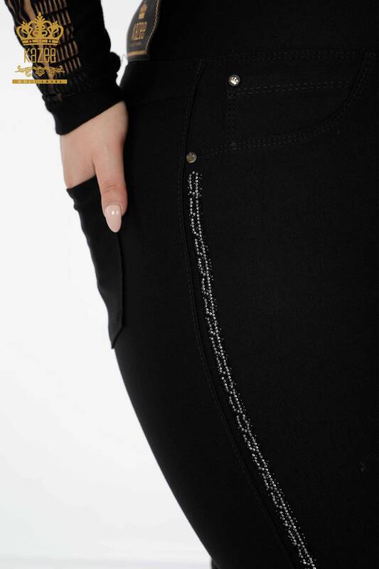 Hurtownia spodni damskich legginsów w paski z haftowanym kamieniem w kolorze czarnym - 3584 | KAZEE