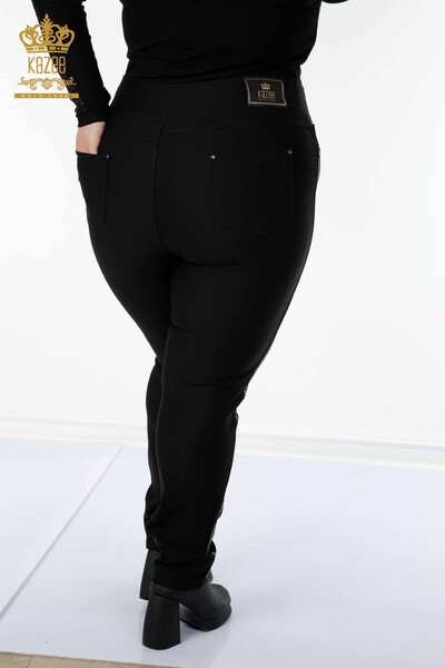 Hurtownia spodni damskich legginsów w paski z haftowanym kamieniem w kolorze czarnym - 3584 | KAZEE - Thumbnail