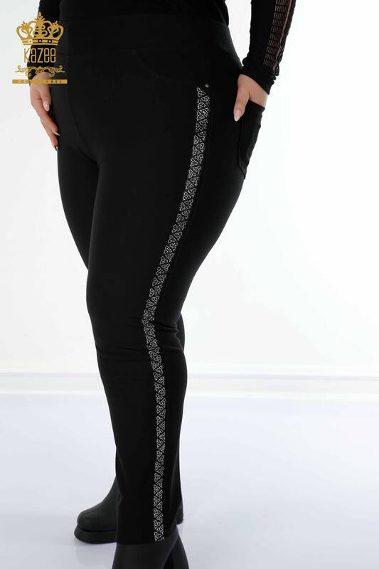 Hurtownia spodni damskich legginsów w paski z haftowanym kamieniem w kolorze czarnym - 3595 | KAZEE
