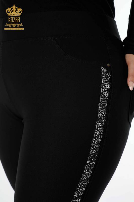Hurtownia spodni damskich legginsów w paski z haftowanym kamieniem w kolorze czarnym - 3595 | KAZEE