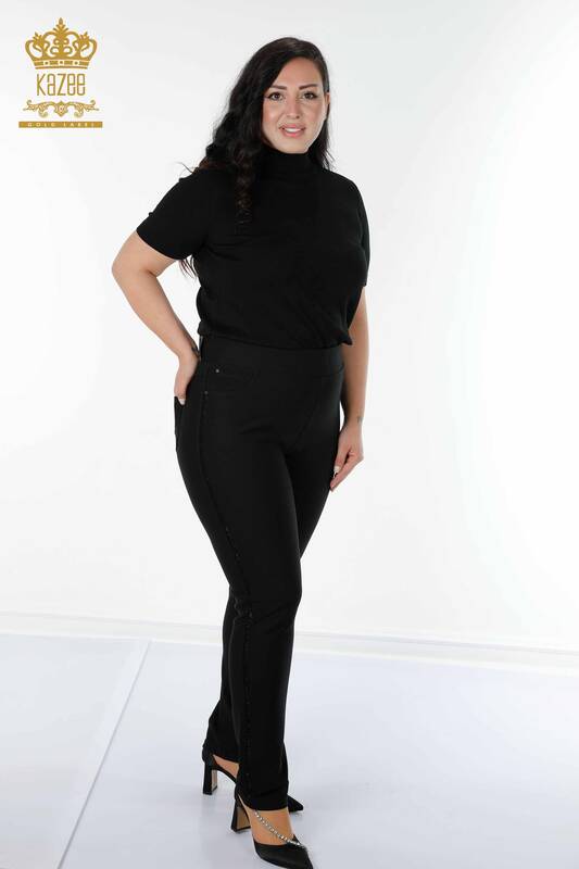 Hurtownia spodni damskich legginsów w paski z haftowanym kamieniem w kolorze czarnym - 3597 | KAZEE