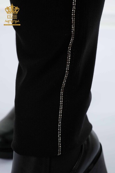 Hurtownia spodni damskich legginsów w paski z haftowanym kamieniem w kolorze czarnym - 3597 | KAZEE - Thumbnail