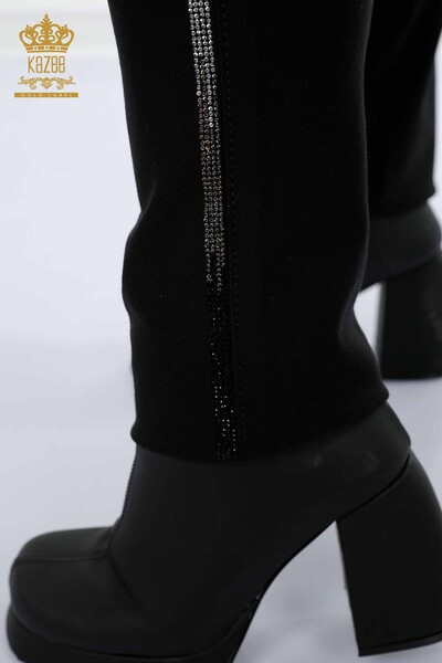 Hurtownia spodni damskich legginsów w paski z haftowanym kamieniem w kolorze czarnym - 3611 | KAZEE - Thumbnail