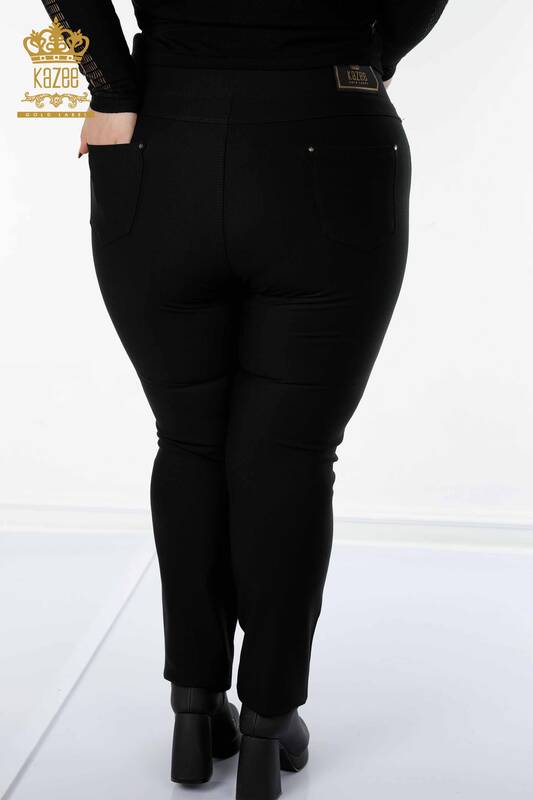 Hurtownia spodni damskich legginsów w paski z haftowanym kamieniem w kolorze czarnym - 3611 | KAZEE