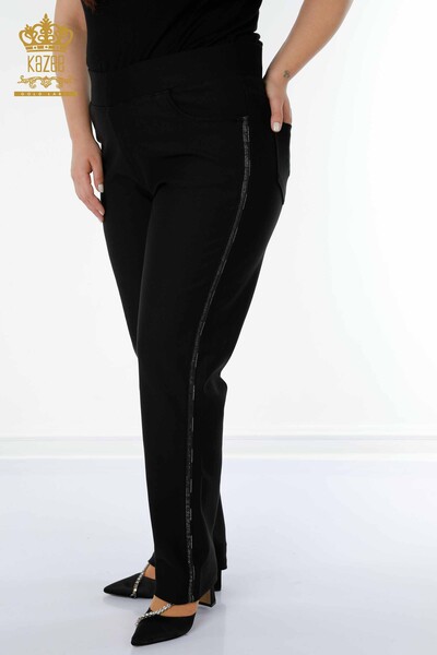 Hurtownia spodni damskich legginsów w paski z haftowanym kamieniem w kolorze czarnym - 3664 | KAZEE - Thumbnail