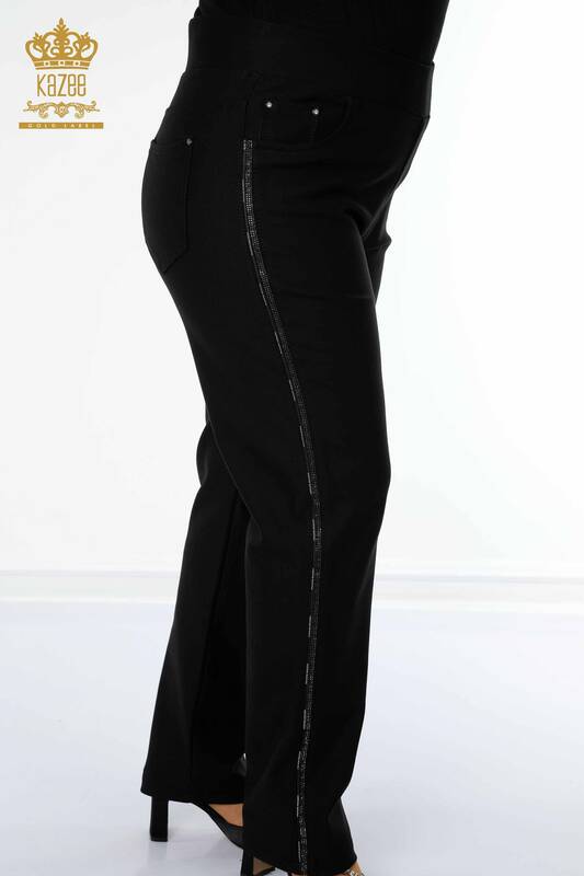 Hurtownia spodni damskich legginsów w paski z haftowanym kamieniem w kolorze czarnym - 3664 | KAZEE