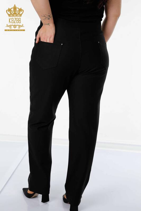 Hurtownia spodni damskich legginsów w paski z haftowanym kamieniem w kolorze czarnym - 3664 | KAZEE