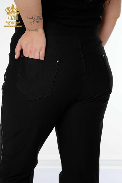 Hurtownia spodni damskich legginsów w paski z haftowanym kamieniem w kolorze czarnym - 3664 | KAZEE - Thumbnail