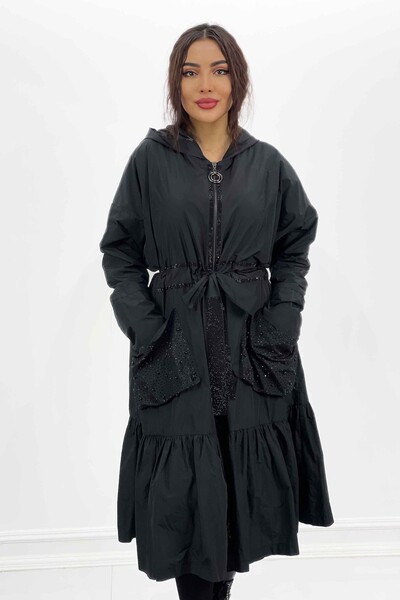 Kazee - Hurtownia damska płaszcza przeciwdeszczowego zapinanego na zamek z kapturem i kieszeniami - 7576 | KAZEE