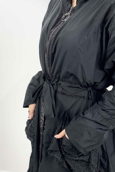 Hurtownia damska płaszcza przeciwdeszczowego zapinanego na zamek z kapturem i kieszeniami - 7576 | KAZEE - Thumbnail