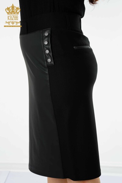 Hurtownia damskiej spódnicy skórzanej z guzikami szczegółowymi w kolorze czarnym - 4220 | KAZEE - Thumbnail