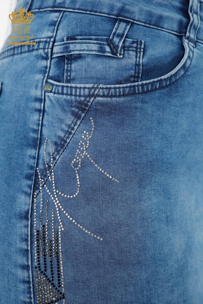 Hurtownia damskiej spódnicy dżinsowej z wzorem w paski i haftem z kamieniami po bokach - 4184 | KAZEE - Thumbnail