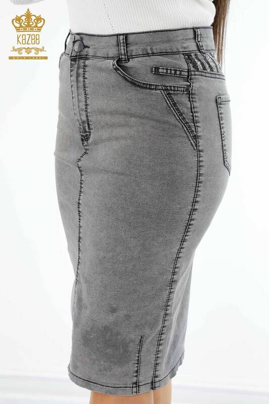 Hurtownia damskiej spódnicy dżinsowej z kolorowymi kamieniami haftowanymi detalami Kazee i kieszeniami - 4180 | KAZEE