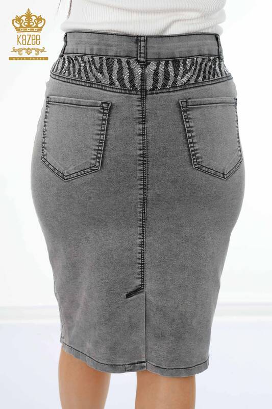 Hurtownia damskiej spódnicy dżinsowej z kolorowymi kamieniami haftowanymi detalami Kazee i kieszeniami - 4180 | KAZEE