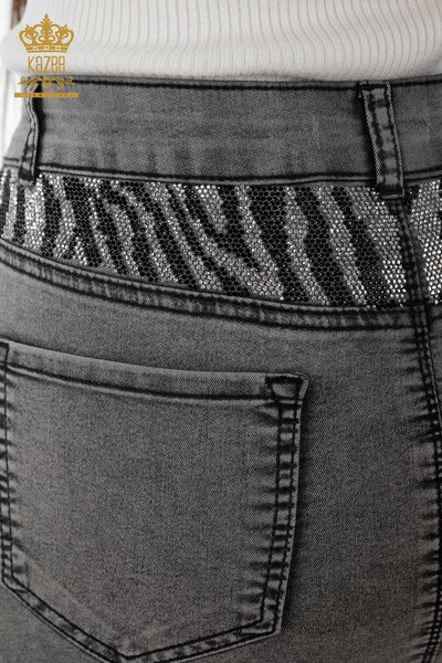 Hurtownia damskiej spódnicy dżinsowej z kolorowymi kamieniami haftowanymi detalami Kazee i kieszeniami - 4180 | KAZEE - Thumbnail