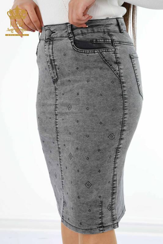 Hurtownia damska jeansowa spódniczka wzorzysta, z haftowanymi kamieniami i kieszeniami - 4183 | KAZEE