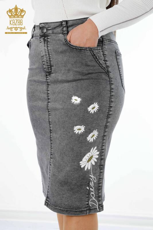 Hurtownia spódnicy damskiej ze wzorem w stokrotki z haftowaną kieszenią - 4177 | KAZEE