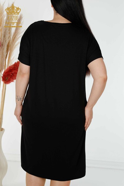 Hurtownia sukienek damskich czarna z haftem w kolorowe kamienie - 7771 | KAZEE - Thumbnail