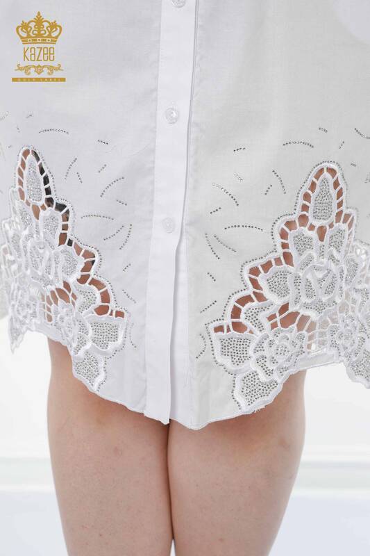 Hurtownia damska sukienka koszulowa - Z kapturem - w kwiatowe wzory - biała - 20217 | KAZEE