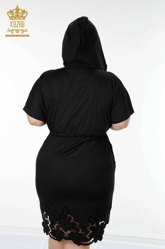 Hurtownia damskiej sukienki koszulowej - Z kapturem - Kwiatowy wzór - czarna - 20217 | KAZEE
