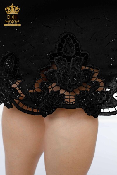 Hurtownia damskiej sukienki koszulowej - Z kapturem - Kwiatowy wzór - czarna - 20217 | KAZEE - Thumbnail