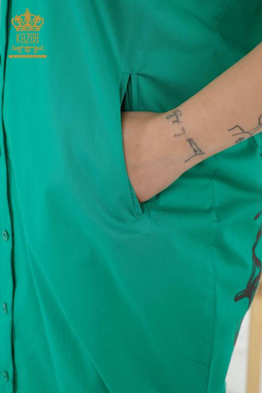 Hurtownia damskiej sukienki koszulowej w kolorze zielonym z łańcuszkowym wzorem - 20379 | KAZEE