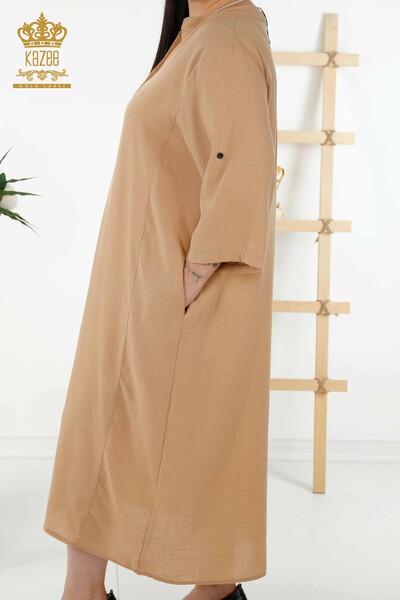 Hurtownia sukienek damskich z guzikami szczegółowymi w kolorze beżowym - 20384 | KAZEE - Thumbnail