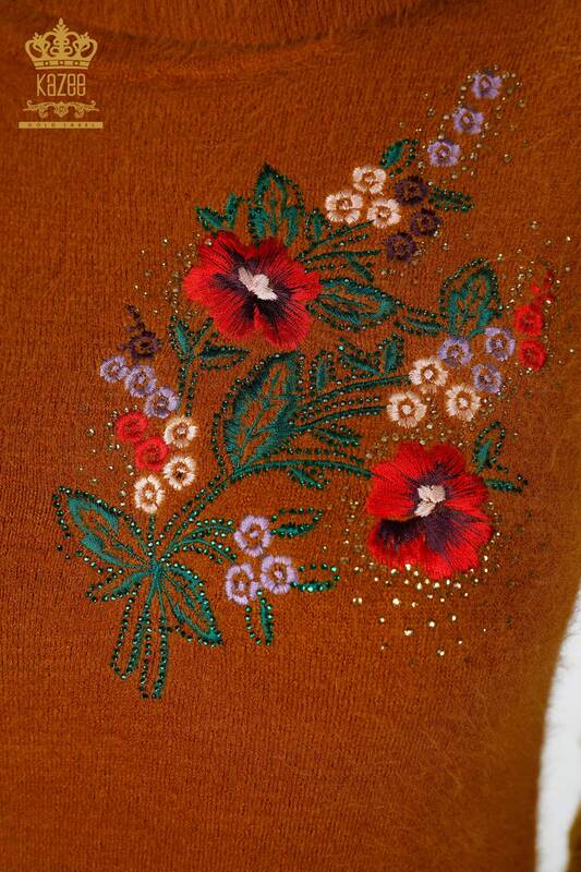 Hurtownia damskiej tuniki Angora z kieszeniami, detalami kwiatowymi i haftowanymi rękawami - 18870 | KAZEE