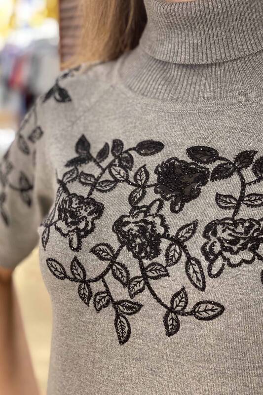Hurtownia damskiego swetra w kwiaty z haftowanym wzorem amerykańskim - 15763 | KAZEE