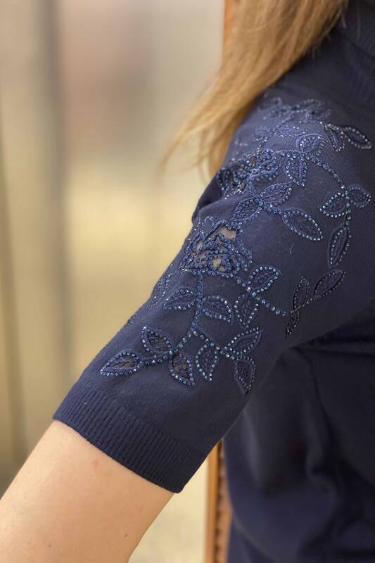 Hurtownia damskiego swetra w kwiaty z haftowanym wzorem amerykańskim - 15763 | KAZEE