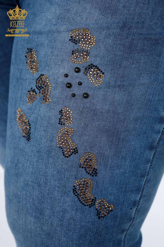 Hurtownia spodni jeansowych damskich niebieska z haftem w kamienie - 3607 | KAZEE