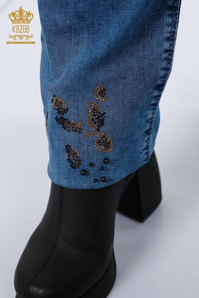 Hurtownia spodni jeansowych damskich niebieska z haftem w kamienie - 3607 | KAZEE - Thumbnail