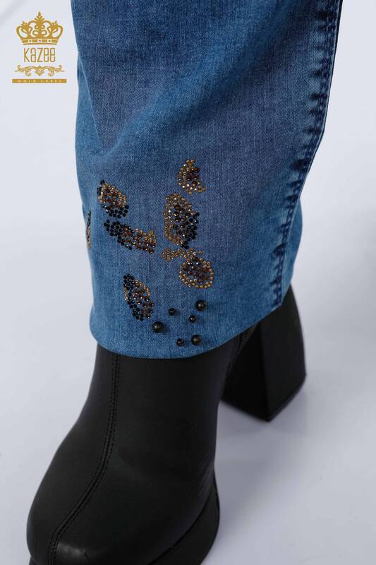 Hurtownia spodni jeansowych damskich niebieska z haftem w kamienie - 3607 | KAZEE