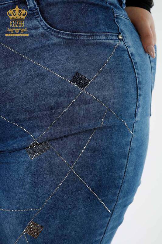 Hurtownia spodni jeansowych damskich w kolorze niebieskim z haftem z kryształowymi kamieniami - 3587 | KAZEE