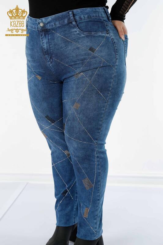 Hurtownia spodni jeansowych damskich w kolorze niebieskim z haftem z kryształowymi kamieniami - 3587 | KAZEE