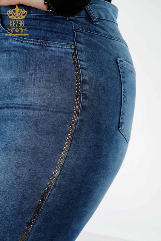 Hurtownia spodni jeansowych damskich w kolorze niebieskim z haftem w paski i kamieniami - 3567 | KAZEE