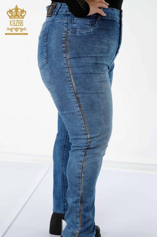 Hurtownia spodni jeansowych damskich w kolorze niebieskim z haftem w paski i kamieniami - 3567 | KAZEE