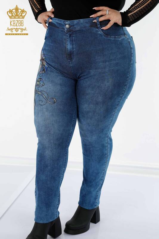 Hurtownia spodni jeansowych damskich niebieska z kwiatowym wzorem - 3569 | KAZEE