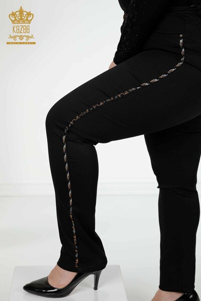 Hurtownia spodni jeansowych damskich w panterkę, haftowanych kamieniami, czarna - 3600 | KAZEE - Thumbnail