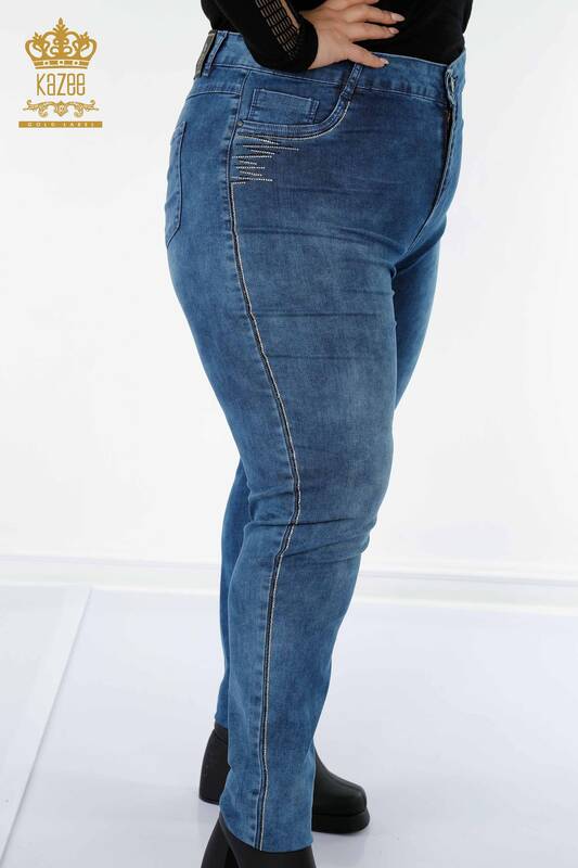 Hurtownia spodni jeansowych damskich w kolorze niebieskim z haftem w paski i kamieniami - 3566 | KAZEE