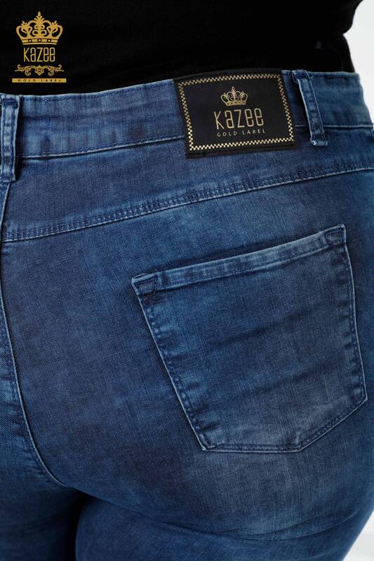 Hurtownia spodni jeansowych damskich w kolorze niebieskim z haftem w paski i kamieniami - 3566 | KAZEE